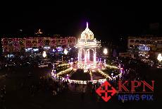 Sunday crowd seen at Mysuru as Dasara lighting display is attracted visitors. -KPN 