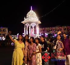 Sunday crowd seen at Mysuru as Dasara lighting display is attracted visitors. -KPN 