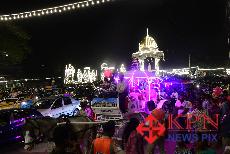 Sunday crowd seen at Mysuru as Dasara lighting display is attracted visitors. -KPN 