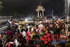 Sunday crowd seen at Mysuru as Dasara lighting display is attracted visitors. -KPN 
