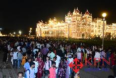 Sunday crowd seen at Mysuru Palace as Dasara lighting display is attracted visitors. -KPN 