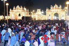 Sunday crowd seen at Mysuru Palace as Dasara lighting display is attracted visitors. -KPN 