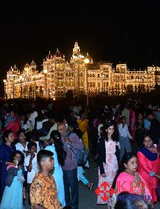 Sunday crowd seen at Mysuru Palace as Dasara lighting display is attracted visitors. -KPN 