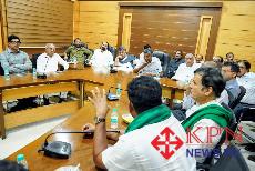 Chief Minister D.K. Shivakumar seen with farmer leaders during a meeting on sugarcane price issue in Belagavi on Monday. -KPN 