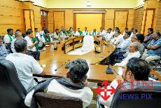 Chief Minister D.K. Shivakumar seen with farmer leaders during a meeting on sugarcane price issue in Belagavi on Monday. -KPN 