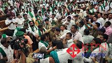 significant chaos and physical clashes erupted between rival sugarcane farmer factions (Chunnappa Pujari and Kodihalli Chandrashekhar) at the Suvarna Vidhana Soudha in Belagavi on Monday . The commotion unfolded just prior to a high-level stakeholder meeting chaired by Chief Minister D.K. Shivakumar, which was called to resolve the escalating sugarcane pricing deadlock. -KPN 