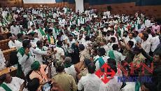 significant chaos and physical clashes erupted between rival sugarcane farmer factions (Chunnappa Pujari and Kodihalli Chandrashekhar) at the Suvarna Vidhana Soudha in Belagavi on Monday . The commotion unfolded just prior to a high-level stakeholder meeting chaired by Chief Minister D.K. Shivakumar, which was called to resolve the escalating sugarcane pricing deadlock. -KPN 