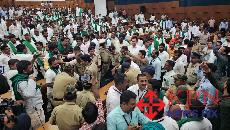 significant chaos and physical clashes erupted between rival sugarcane farmer factions (Chunnappa Pujari and Kodihalli Chandrashekhar) at the Suvarna Vidhana Soudha in Belagavi on Monday . The commotion unfolded just prior to a high-level stakeholder meeting chaired by Chief Minister D.K. Shivakumar, which was called to resolve the escalating sugarcane pricing deadlock. -KPN 