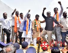 BJP leaders and party workers staged a demonstration at Freedom Park in Bengaluru on Monday. The protest was part of a nationwide agitation calling for an unconditional public apology from Congress President Mallikarjun Kharge who used derogatory language targeting Prime Minister Narendra Modi and his late father. -KPN 