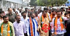 BJP leaders and party workers staged a demonstration at Freedom Park in Bengaluru on Monday. The protest was part of a nationwide agitation calling for an unconditional public apology from Congress President Mallikarjun Kharge who used derogatory language targeting Prime Minister Narendra Modi and his late father. -KPN 