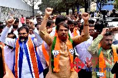 BJP leaders and party workers staged a demonstration at Freedom Park in Bengaluru on Monday. The protest was part of a nationwide agitation calling for an unconditional public apology from Congress President Mallikarjun Kharge who used derogatory language targeting Prime Minister Narendra Modi and his late father. -KPN 