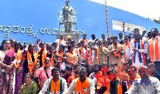 BJP leaders and party workers staged a demonstration at Freedom Park in Bengaluru on Monday. The protest was part of a nationwide agitation calling for an unconditional public apology from Congress President Mallikarjun Kharge who used derogatory language targeting Prime Minister Narendra Modi and his late father. -KPN 