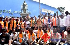 BJP leaders and party workers staged a demonstration at Freedom Park in Bengaluru on Monday. The protest was part of a nationwide agitation calling for an unconditional public apology from Congress President Mallikarjun Kharge who used derogatory language targeting Prime Minister Narendra Modi and his late father. -KPN 