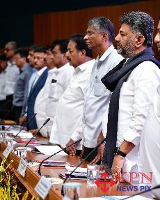  Chief Minister D.K. Shivakumar held a meeting with sugar factory owners and conducted a comprehensive discussion at Suvarna Soudha in Belagavi on Monday. -KPN 