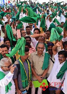 Members of the Karnataka Rajya Raita Sangha and Hasiru Sene staged a protest at Freedom Park today, Wednesday, October 28, 2026 demanding immediate financial relief and compensation to offset severe drought-related agricultural losses. -KPN 