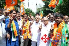 BJP leaders led by former Chief Ministers B. S. Yediyurappa, Leader of Opposition R. Ashokthe celebrate the victory of NDA candidates in the Legislative Council election at Jagnnath Bhavan in Bengaluru on Wednesday. _KPN 