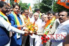 BJP leaders led by former Chief Ministers B. S. Yediyurappa, Leader of Opposition R. Ashokthe celebrate the victory of NDA candidates in the Legislative Council election at Jagnnath Bhavan in Bengaluru on Wednesday. _KPN 