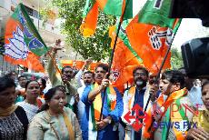 BJP leaders led by former Chief Ministers B. S. Yediyurappa, Leader of Opposition R. Ashokthe celebrate the victory of NDA candidates in the Legislative Council election at Jagnnath Bhavan in Bengaluru on Wednesday. _KPN 