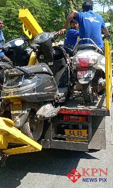 Two wheelers carrying in a towing vehicle on Infantry Road in Bengaluru on Thursday. Vehicle towing operations have officially returned to Bengaluru under the coordination of the newly established Greater Bengaluru Authority (GBA) and the Bengaluru Traffic Police (BTP). -KPN 