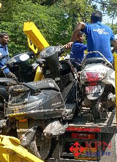 Two wheelers carrying in a towing vehicle on Infantry Road in Bengaluru on Thursday. Vehicle towing operations have officially returned to Bengaluru under the coordination of the newly established Greater Bengaluru Authority (GBA) and the Bengaluru Traffic Police (BTP). -KPN 